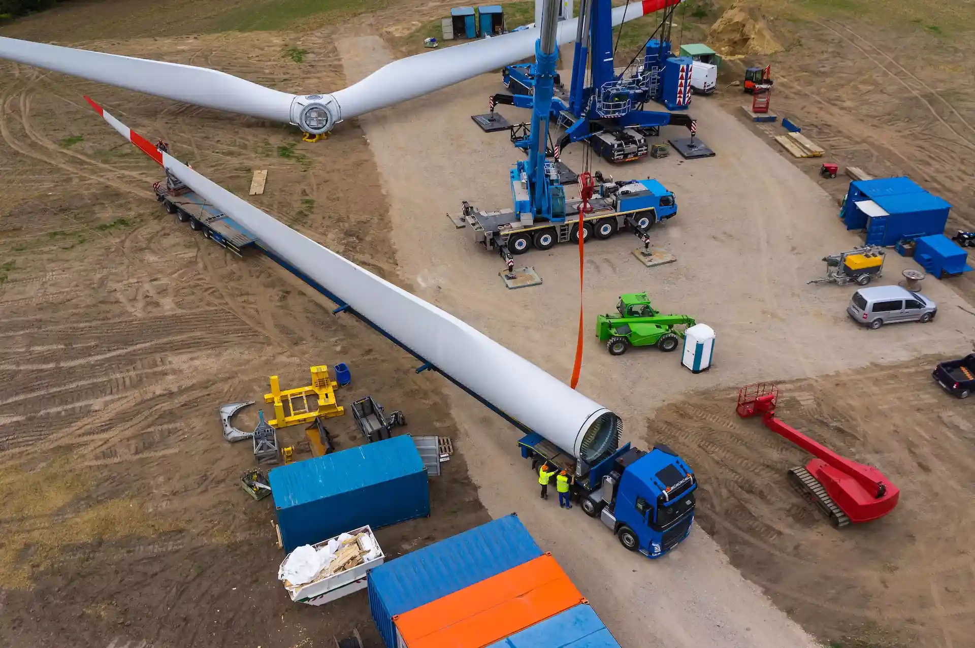 Bildunterschrift: Jedes Windenergie-Projekte ist mit großem Logistik-Aufwand und entsprechend großem Platzbedarf verbunden – auch auf dem Acker | © TimSiegert-batcam – stock.adobe.com