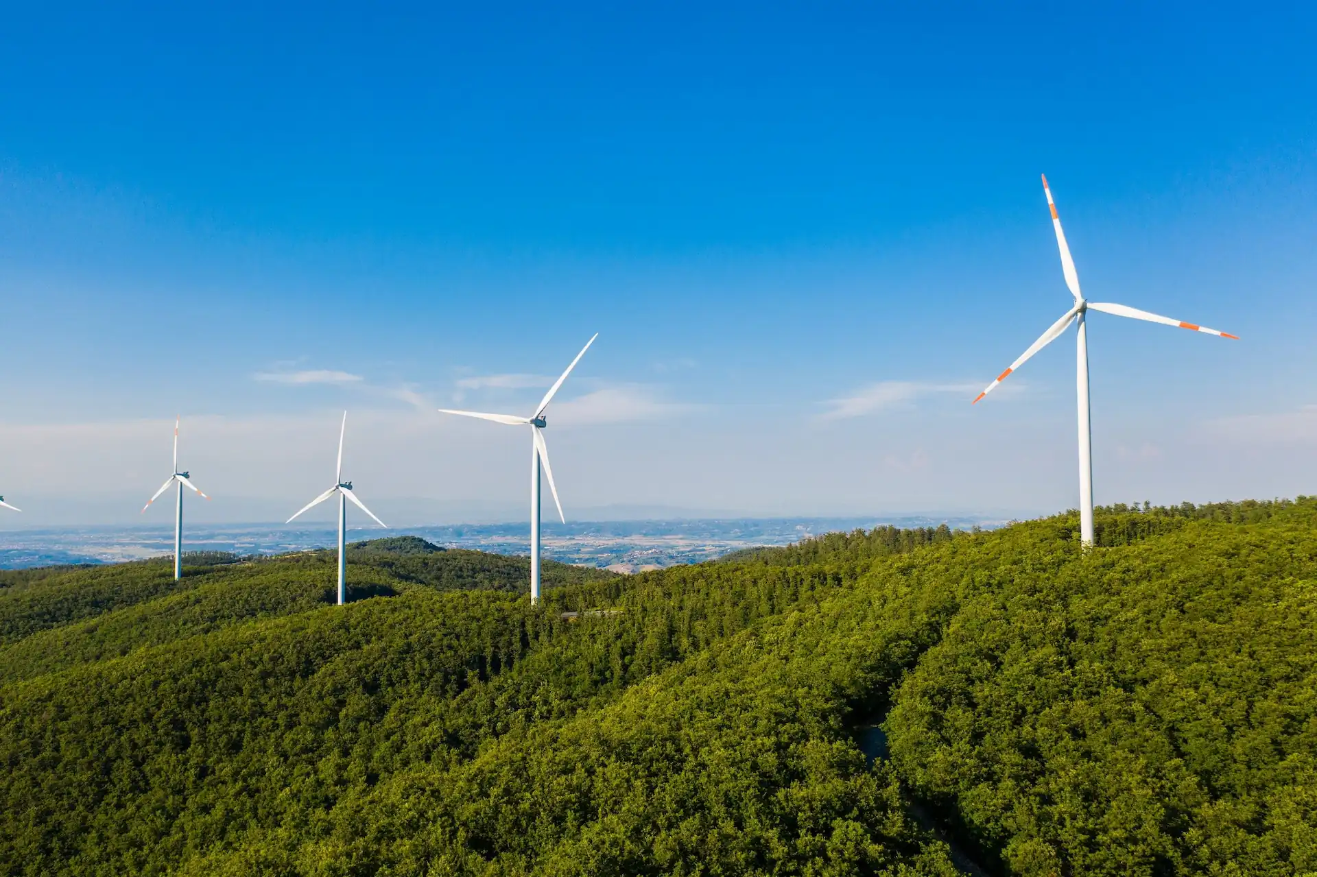 Der waldreiche Süden Deutschlands mit seinen Höhenlagen kommt für Windenergie stark in Frage | © PolonioVideo – elements.envato.com