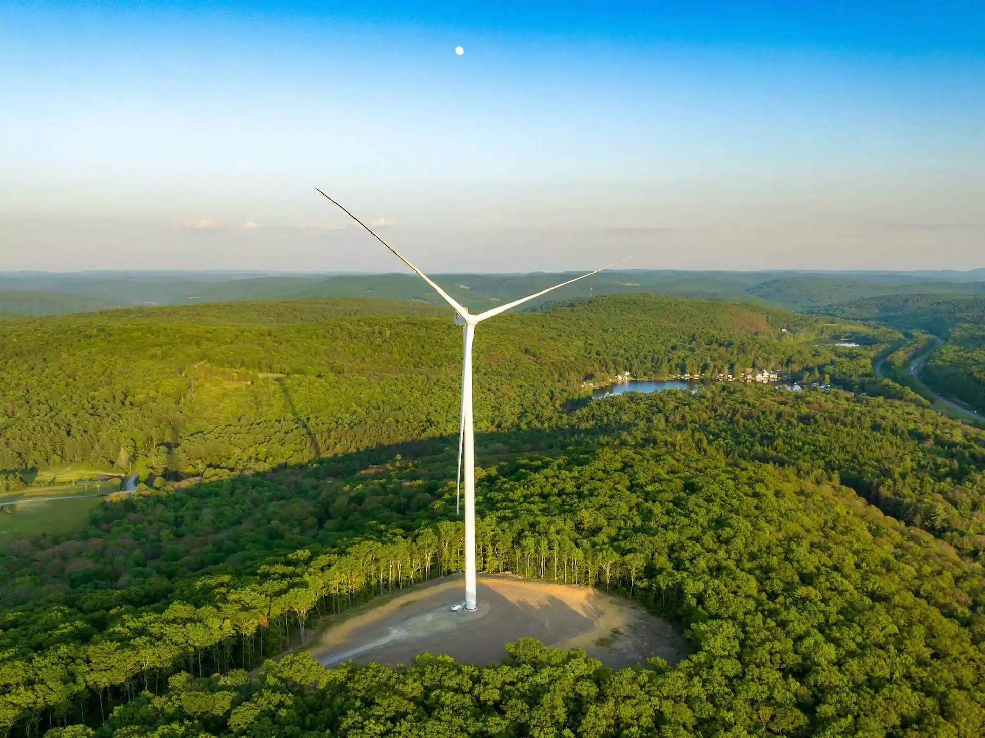 Windkraftanlagen im Wald brauchen Platz – doch der Platzbedarf ist überschaubar | © Thomas – stock.adobe.com